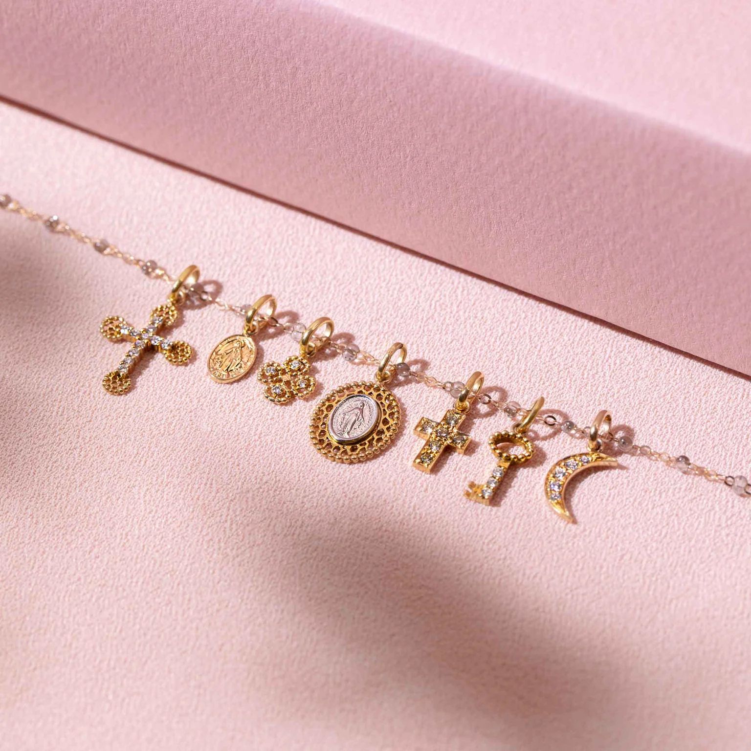 pendentif petite madone, or jaune