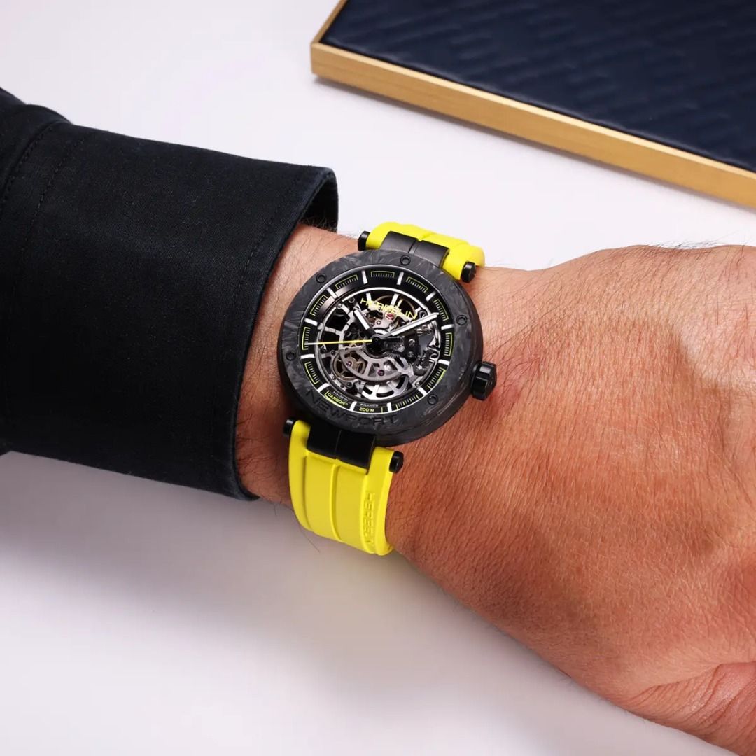 montre newport carbone, titane, noir & jaune