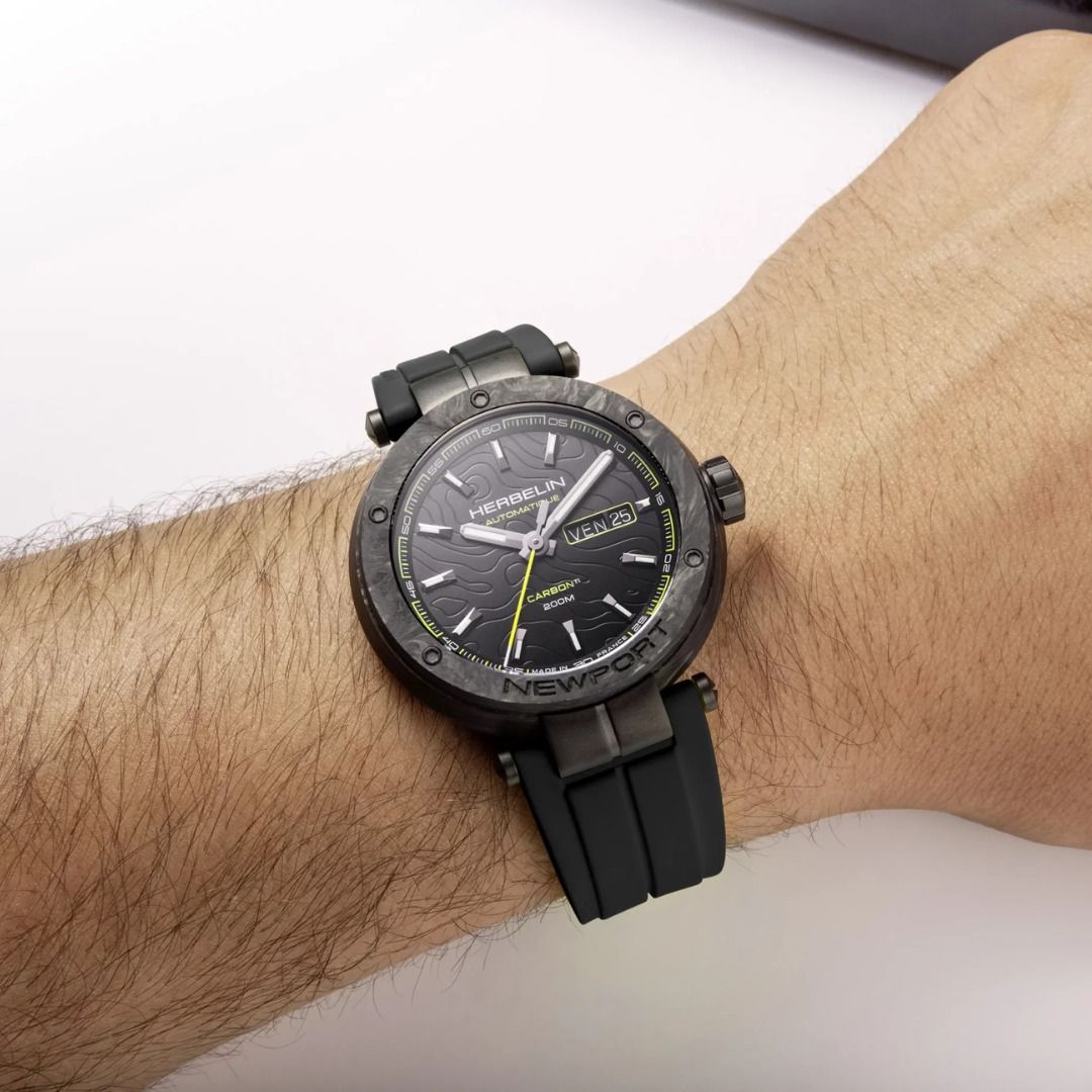 montre newport carbone, titane, noir