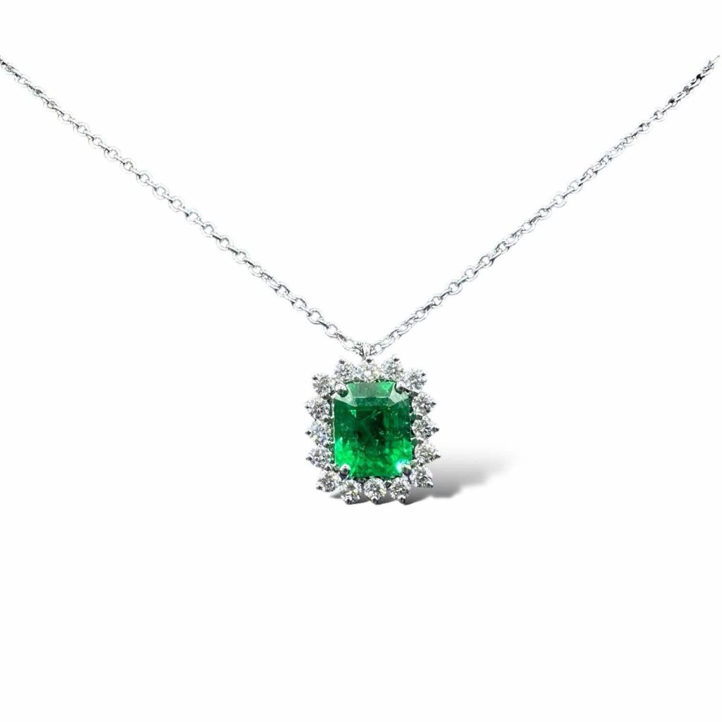 collier émeraude, entourage diamants, or blanc