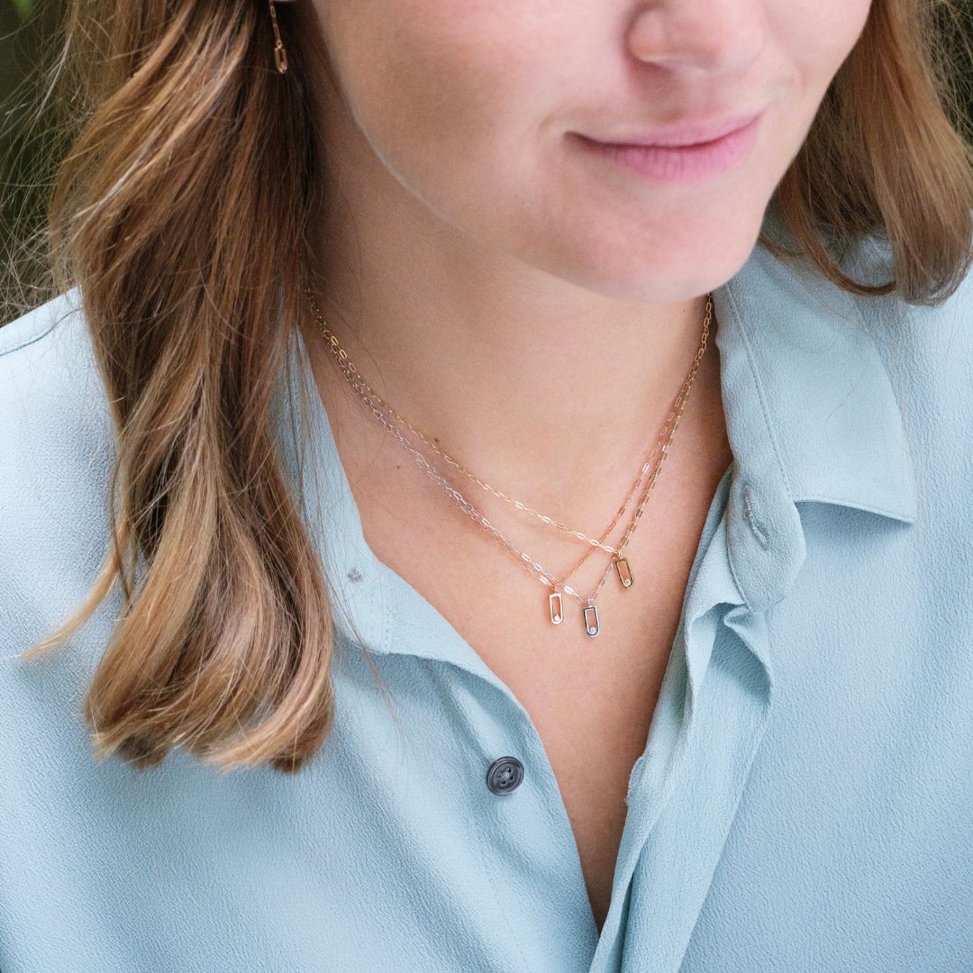 collier pendentif forme étrier, diamant, or rose, 50 cm