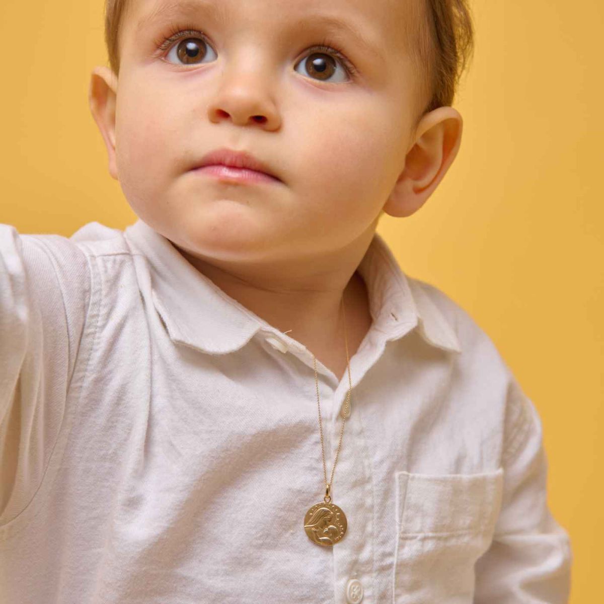 médaille vierge à l'enfant perlée, or jaune