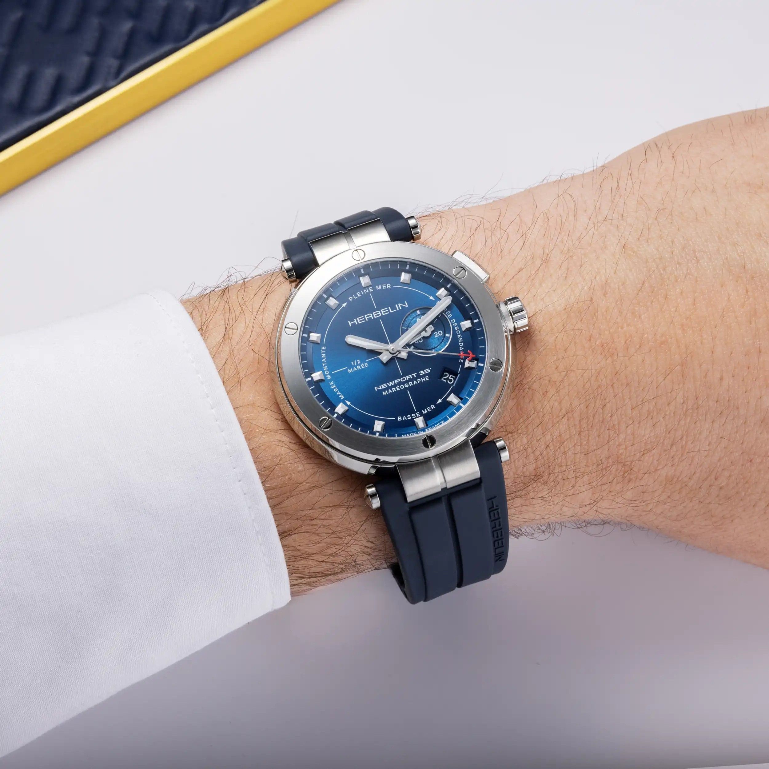montre newport mareographe, acier & bleu